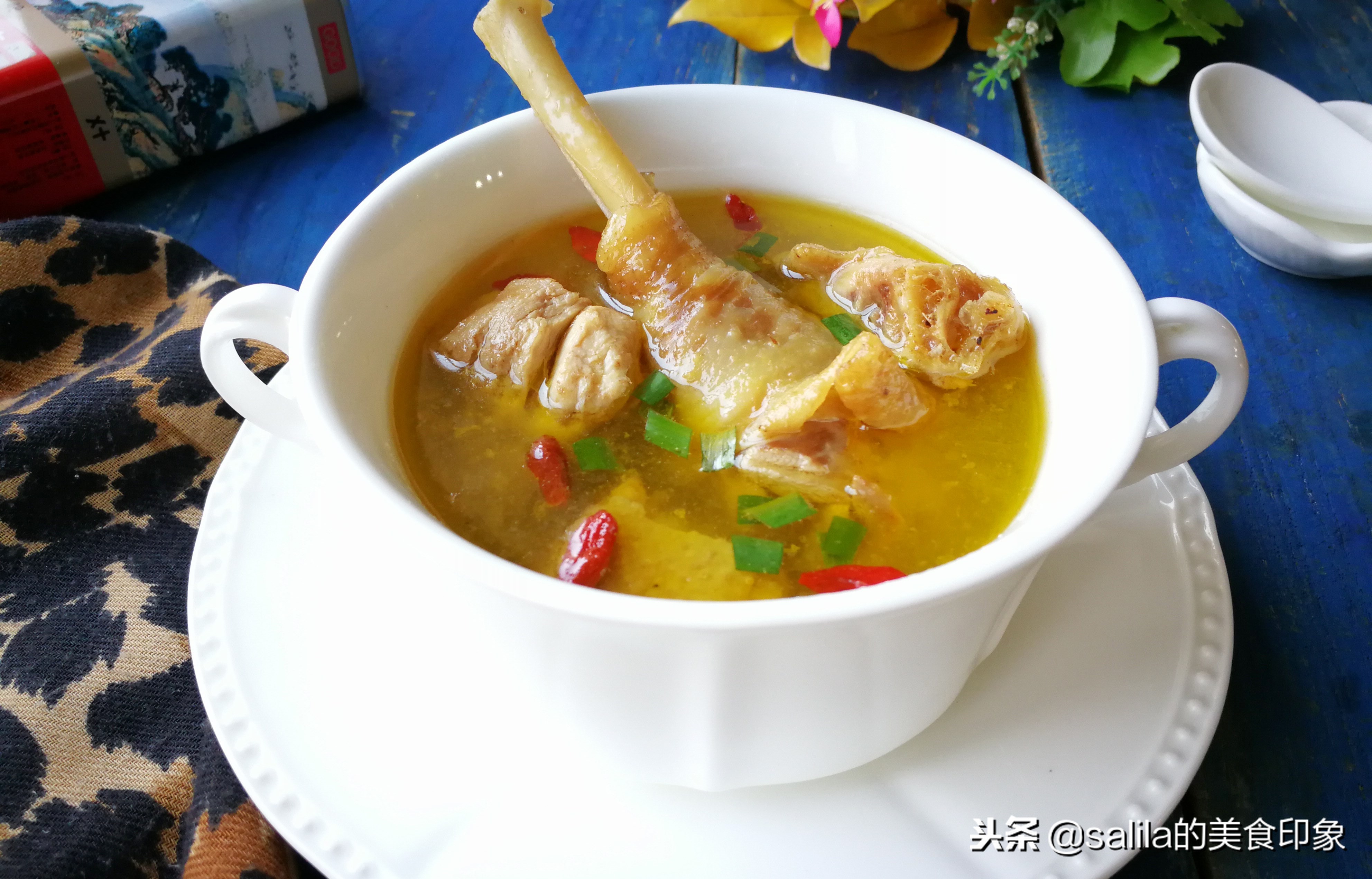 为什么做鸡汤不能有鸡皮,如何让鸡汤味美汤鲜