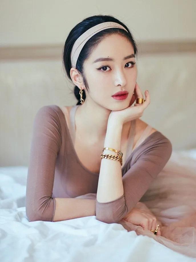 杨采钰的美貌特点,杨采钰复古年代感