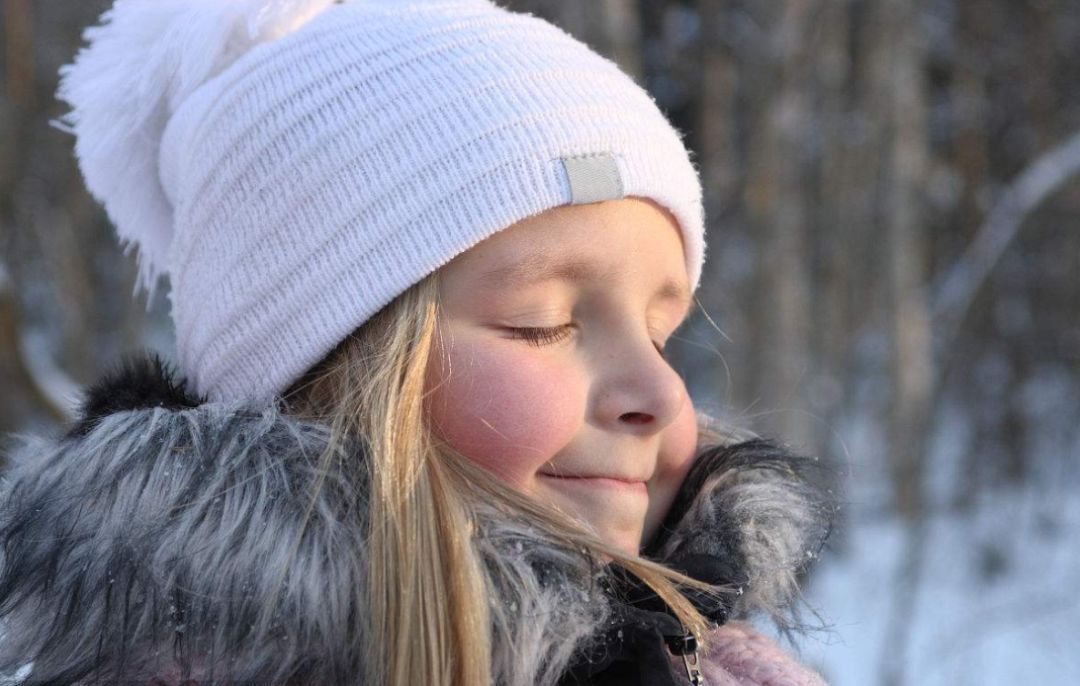 冬天一到晚脸发红发烫是怎么回事,冬天脸发红发烫该用什么护肤品