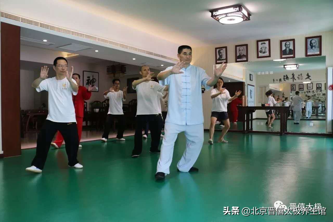 俯身拱腰松督脉,正确的松腰骨姿势