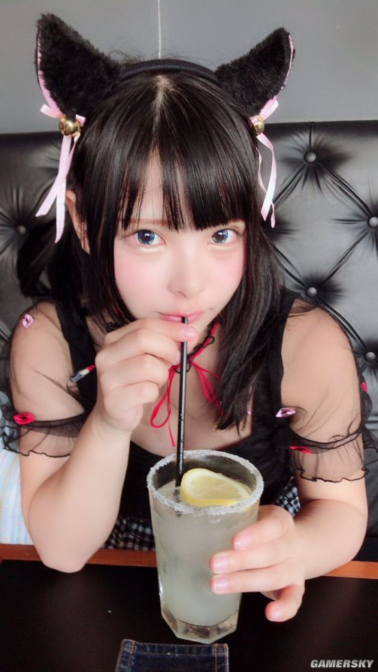 上围塞满整个衣服肉感十足的日本萌系小姐姐