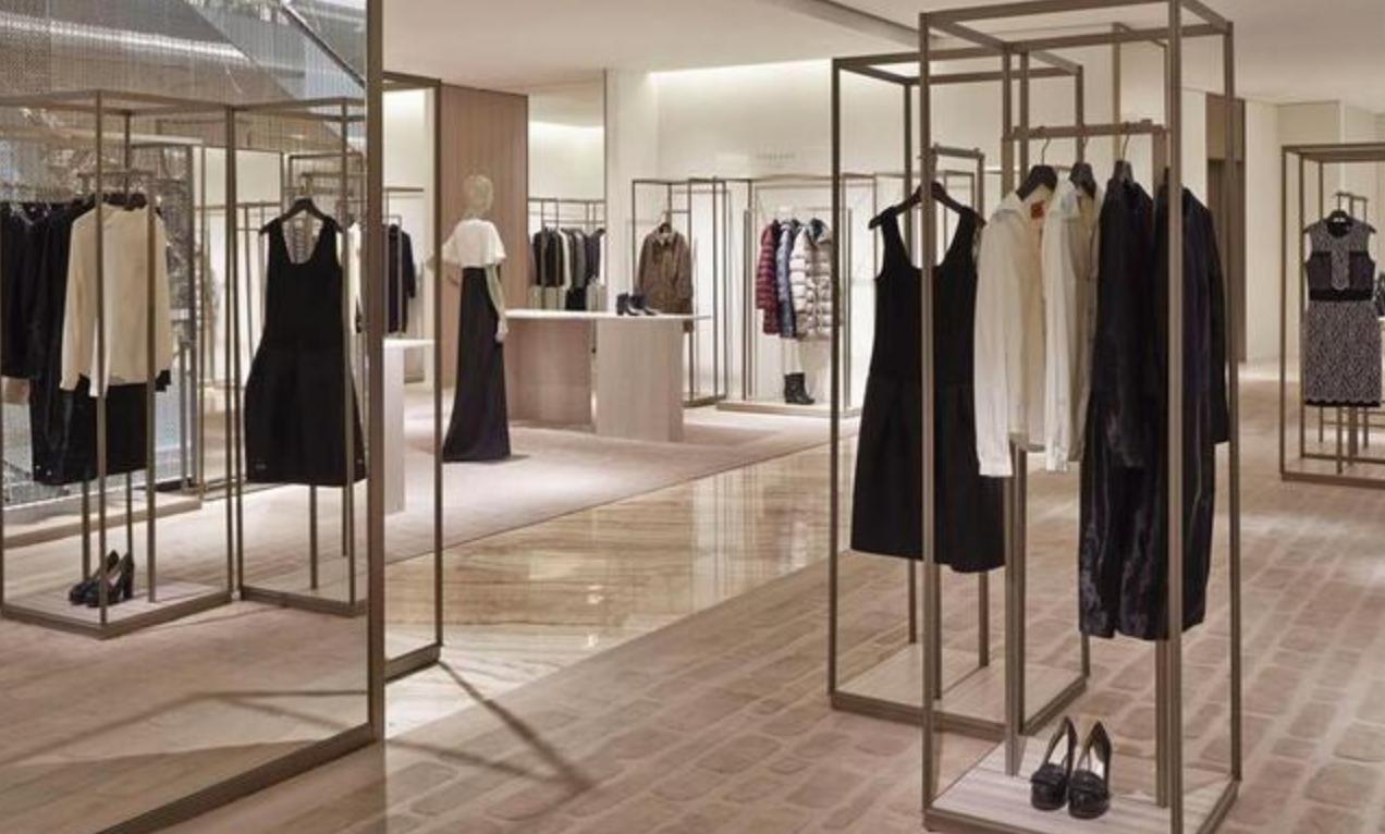 网上400元的衣服实体店多少,网上卖衣服都几十元一件