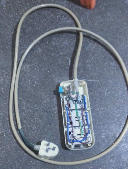 带开关灯头插座里面构造,四方形插座按钮内部构造