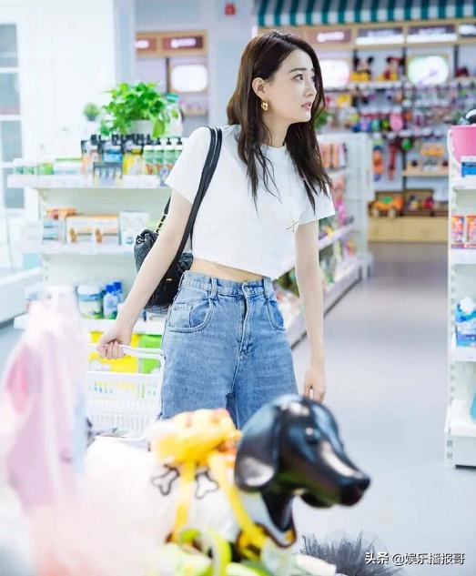 徐璐这是参考了杨幂的穿搭？渔网*袜丝**配运动鞋，网友称：拜师成功