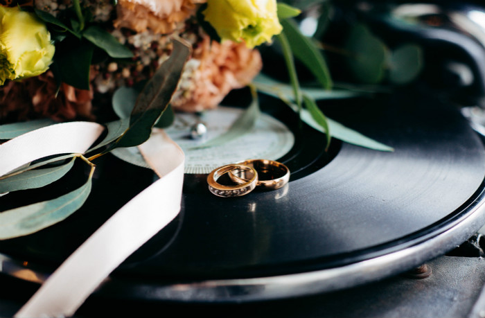 小说:明明他是甲方,倒成他舔着脸来送合同,十几年了他还是只宠她