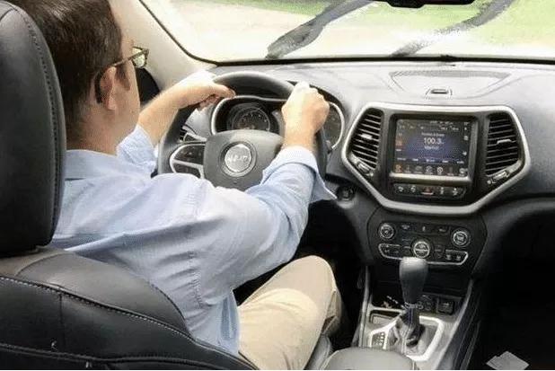 新手司机跑高速简单吗,新手自己开车上高速会怎么样