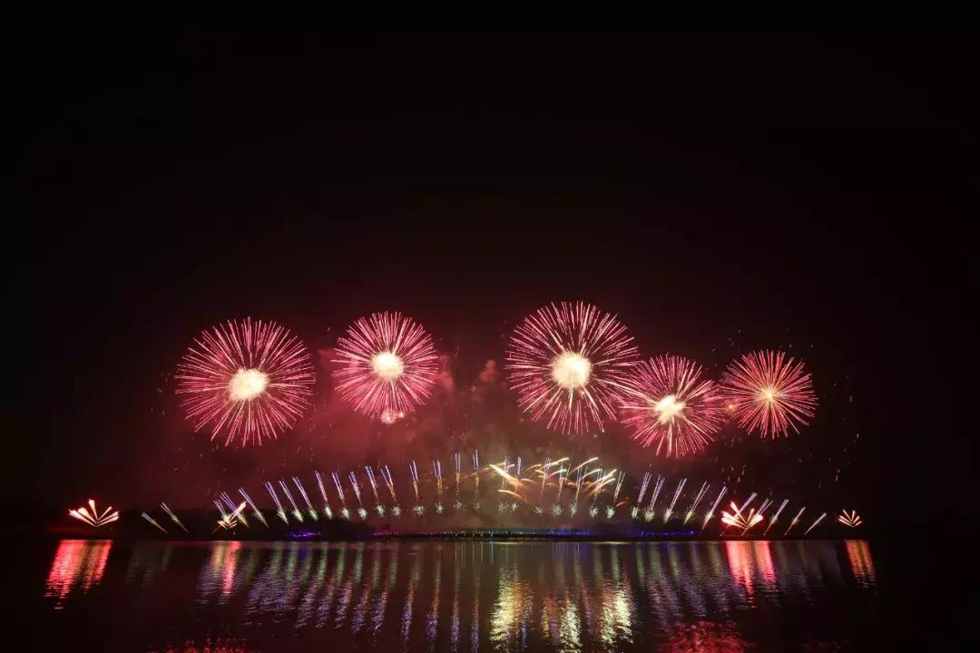 深圳湾焰火跨年,深圳湾1号烟花焰火表演