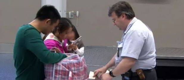 澳洲海关入境检查纪录片4个孩子,中国男孩入境澳洲被查