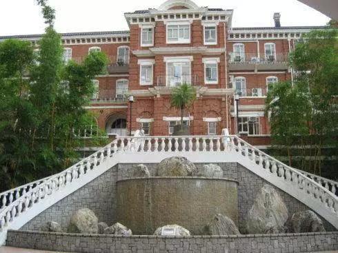 香港豪门最惨原配!生前帮贫穷小子成首富,死后还要被他利用?