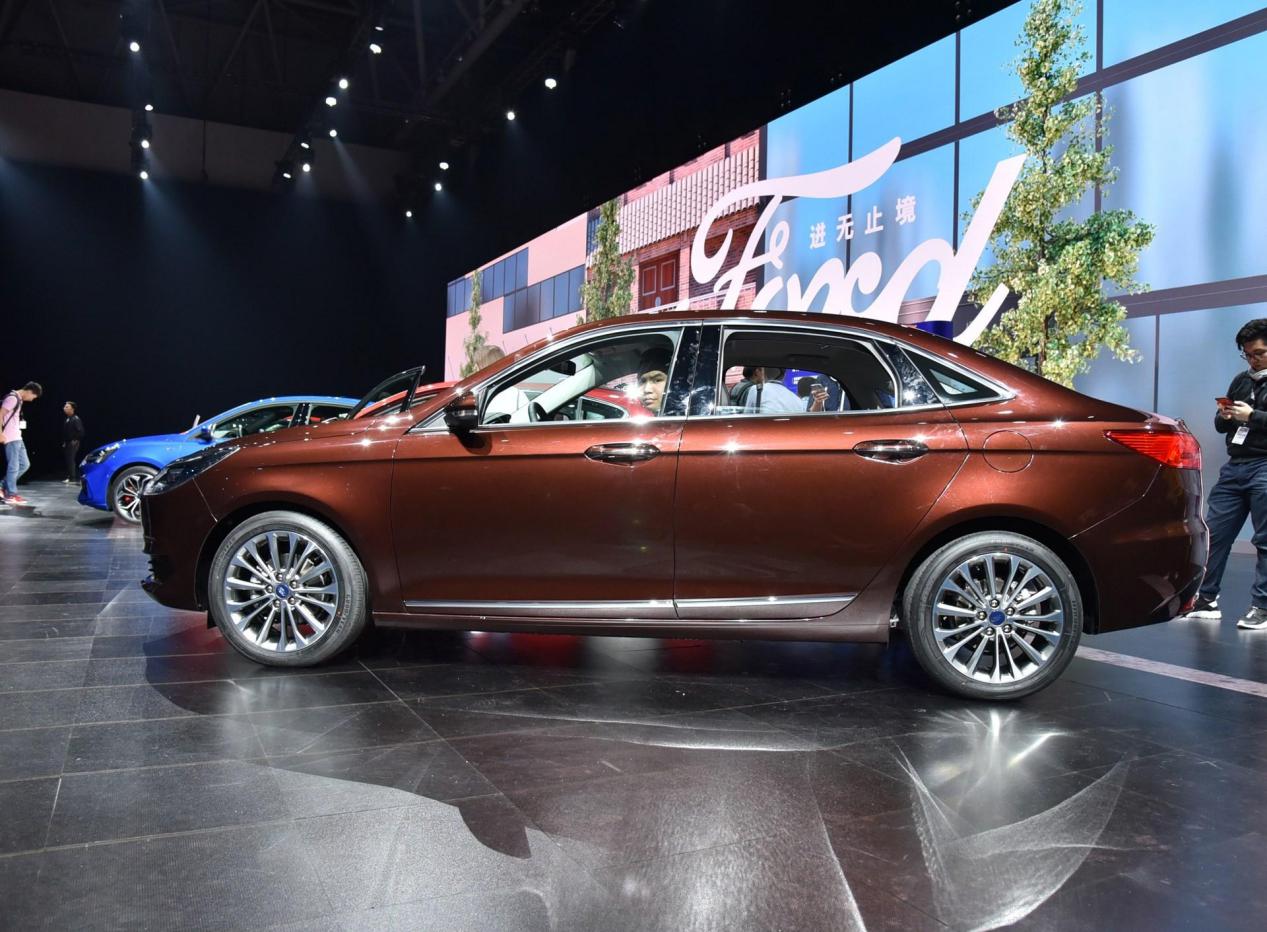 十万级别紧凑级轿车和suv哪个好,帝豪gl2017顶配款优势