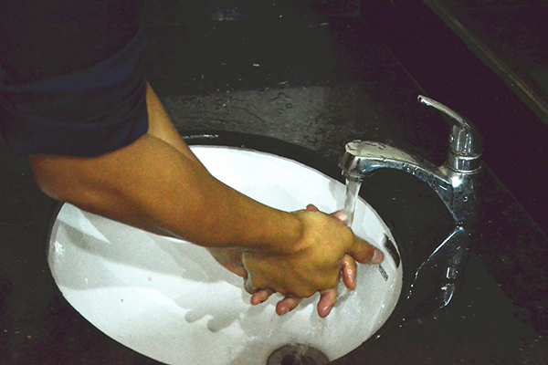 手上起小水泡很痒是湿疹还是过敏,水泡湿疹和汗疱疹区别