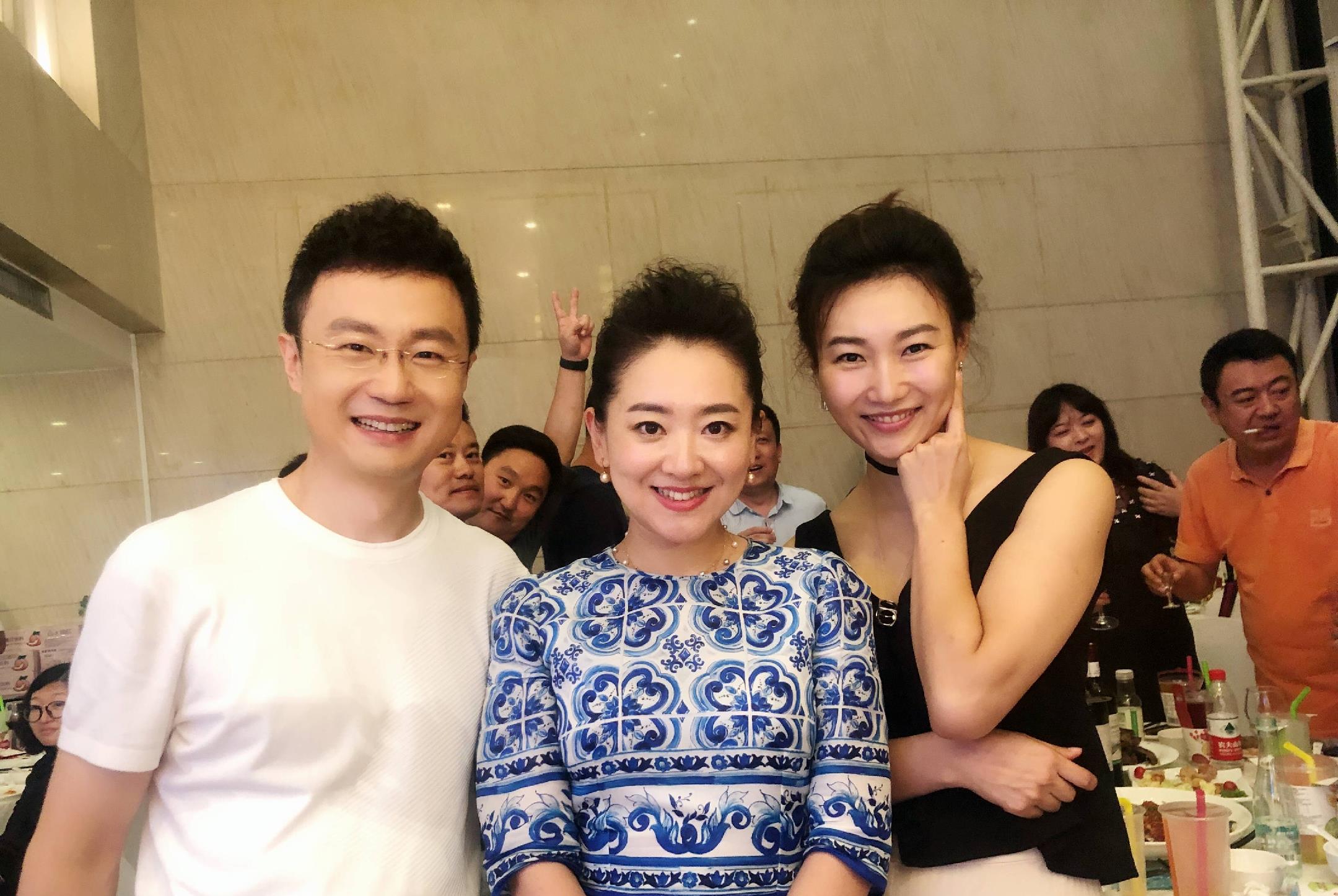 新闻联播播音员李梓萌个人简介,央视新闻主播李梓萌