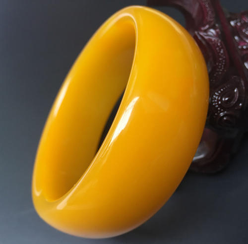 邓丽君一直佩戴的玉镯是圆的吗,邓丽君的翡翠手镯