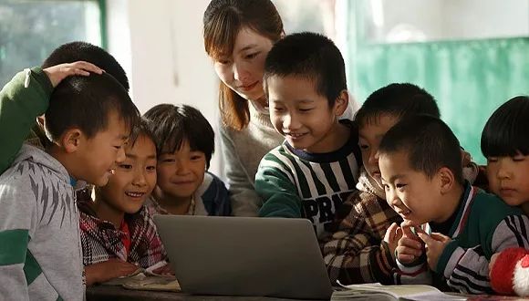 一边输液一边陪娃写作业,一边输液一边写作业