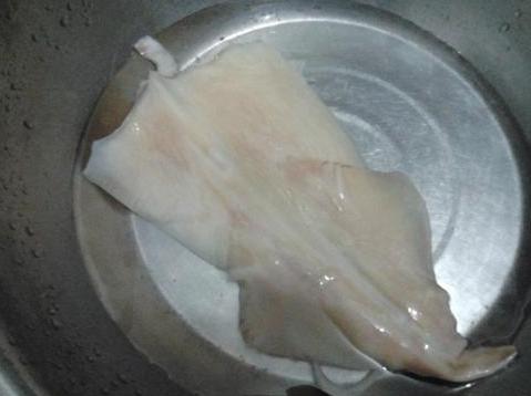 快速泡发干鱿鱼的正确方法,浸泡干鱿鱼最好方法