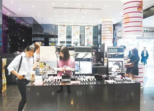 惊喜！逛趟超市竟意外中奖一台液晶电视