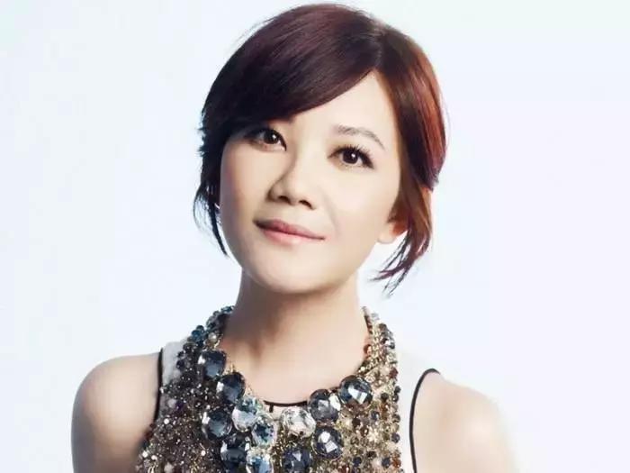 梁静茹离婚后再唱情歌视频,梁静茹离婚后首次露面完整版