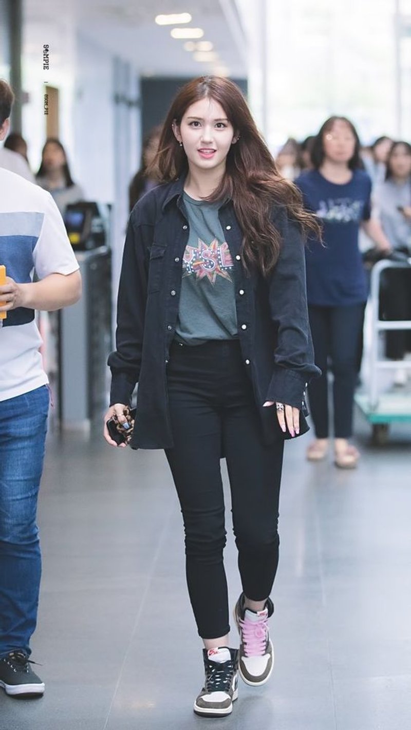 又甜又潮的正妹不多了！这位妹子全身Supreme脚踩AJ1倒钩太正