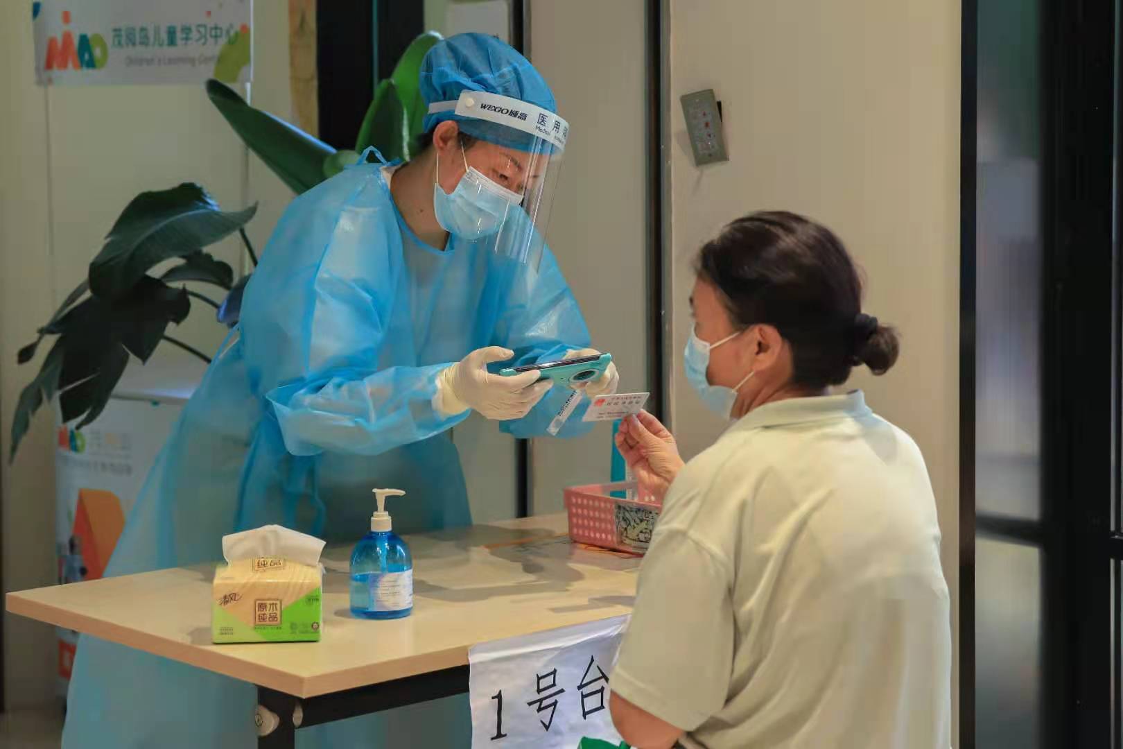 区街新闻|70多幅照片记录世茂滨江社区辖内志愿者,南京感谢你们