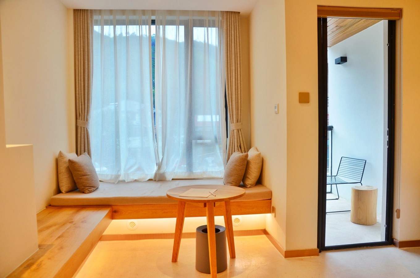 一座白楼，青山环绕，云卷雾舒～享受在莫干山野的娴静自由