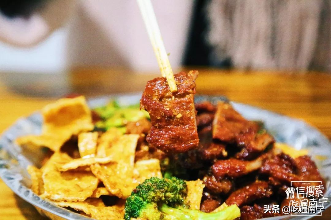 走错2次路,问了3个路人,终于找到偏僻小巷里的这家炸串店!