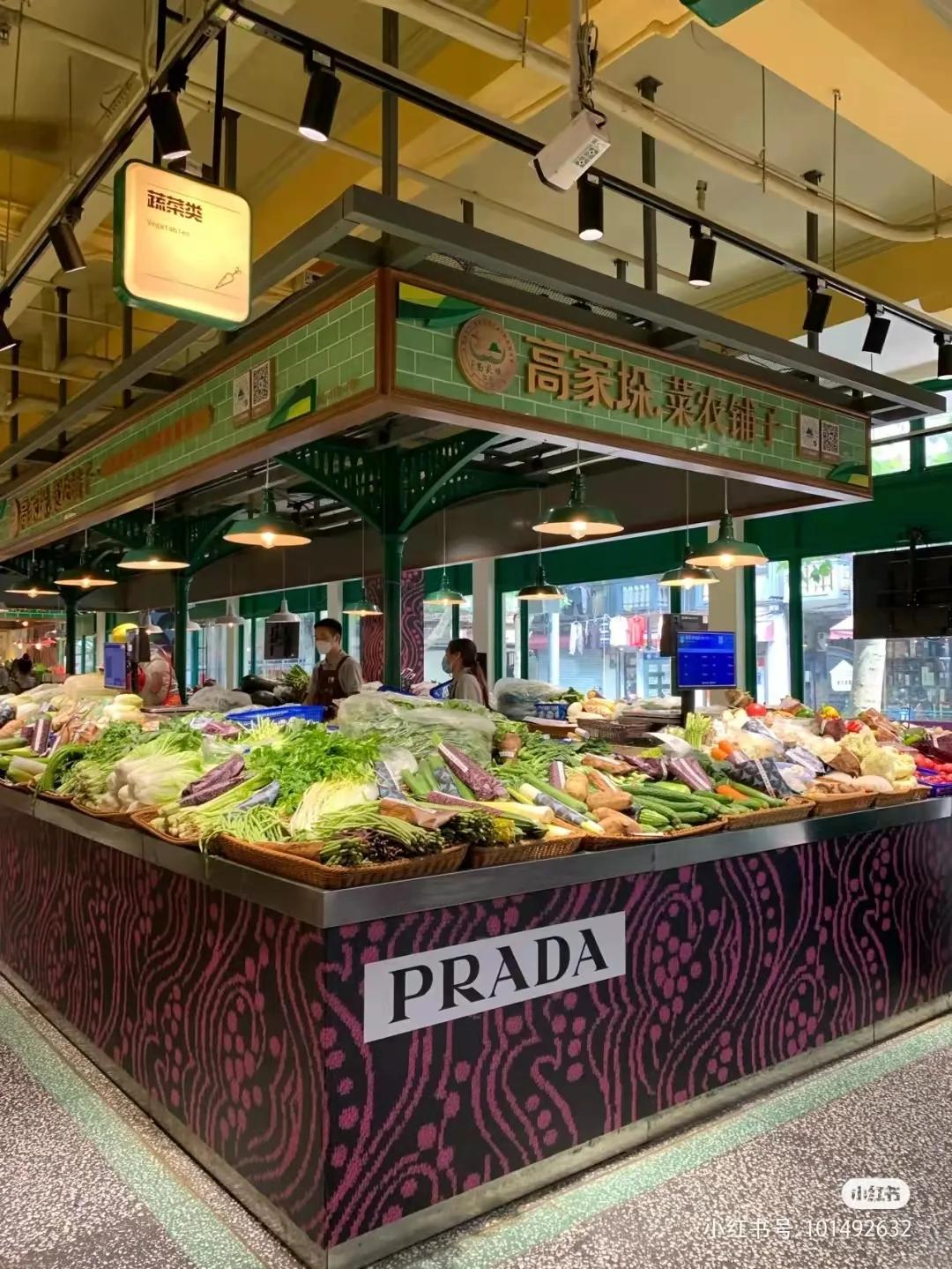 prada购物图,prada专柜购物袋