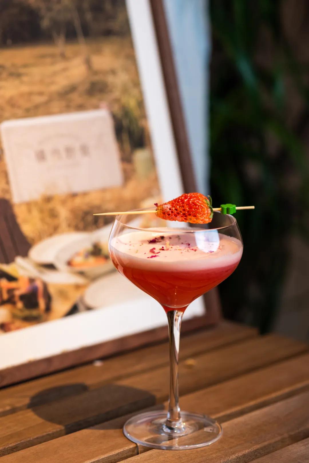 之心城这家餐厅堪称“西餐界CHANEL”，小姐姐们都抢着去