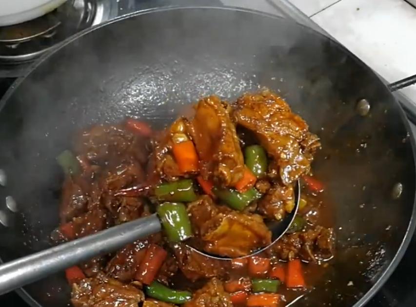 厨师炒菜用什么锅才不粘锅,家用炒菜不粘锅推荐哪种