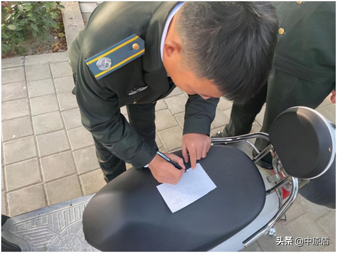 匆忙赴考忘记锁车郑州杨金路巡防队员上了一把爱心锁