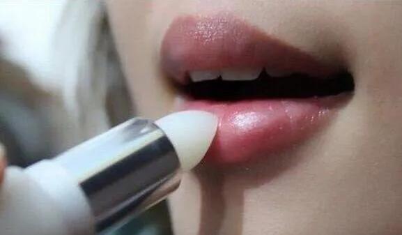 嘴唇怎么画口红才好看化妆师,女人再懒也要学会画眉