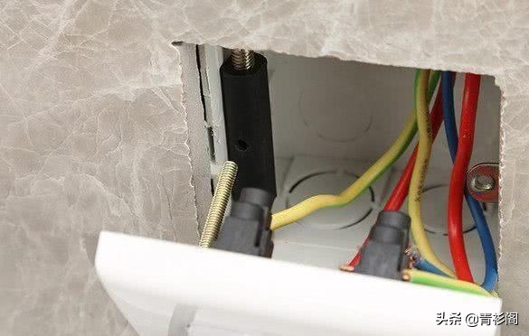 墙上插座整体松动用什么胶水,墙壁上的插座松动了如何解决