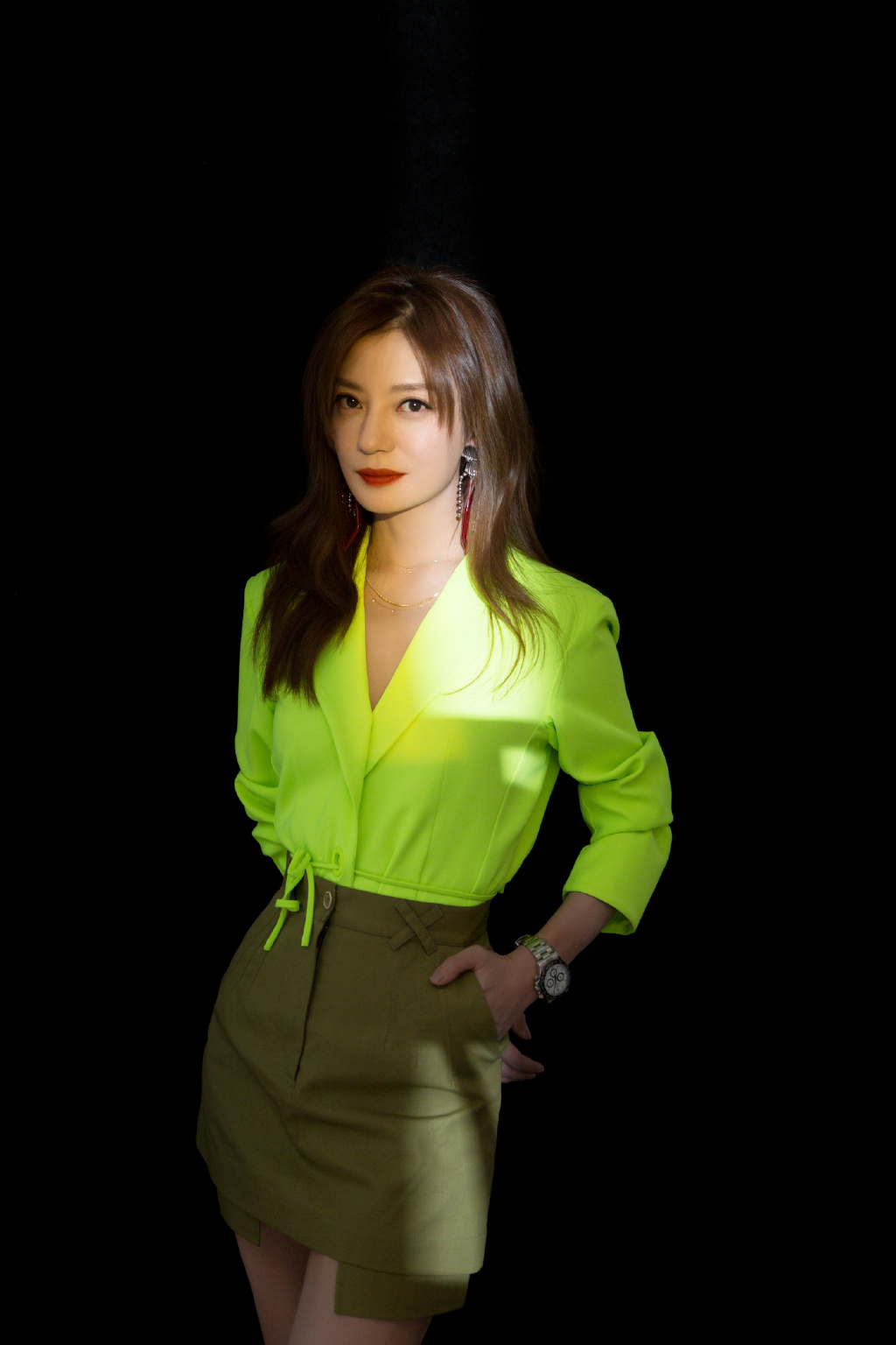 赵薇鞋子太窄，为了不沾地脚趾头都被挤“变形”，放大看真搞笑