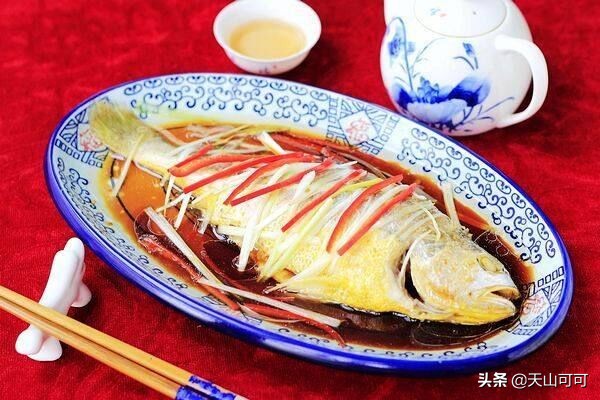 腌鱼的葱蒜需要洗掉吗,腌鱼的葱姜要拿掉再蒸吗