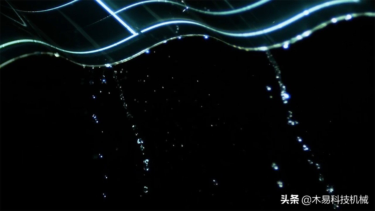 民间大叔曾改进瓦片，能给屋子供电，一年剩下2000元电费