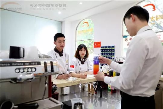 开一家饮料公司能赚多少钱,怎么开一家奶茶饮品店