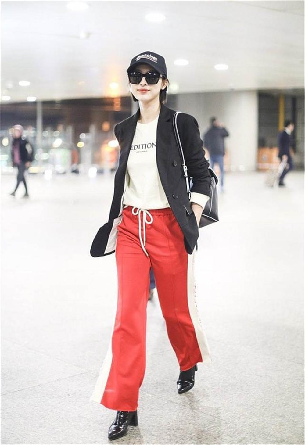 2020年流行的“运动裤”怎么穿？试试用这4款鞋子搭，时髦又显高