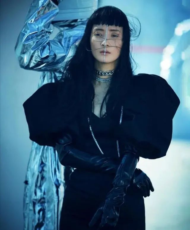 46岁蒋勤勤造型翻车皱纹尽显,44岁蒋勤勤素颜图片