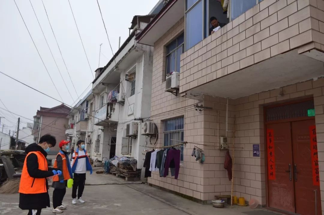 “村里长辈记得我们，我们的话老人都能耐心听。”松江这群“95后”防疫宣传优势足