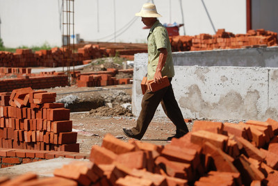 出生就吃奶粉的婴儿要喝水吗,出生就吃奶粉的婴儿