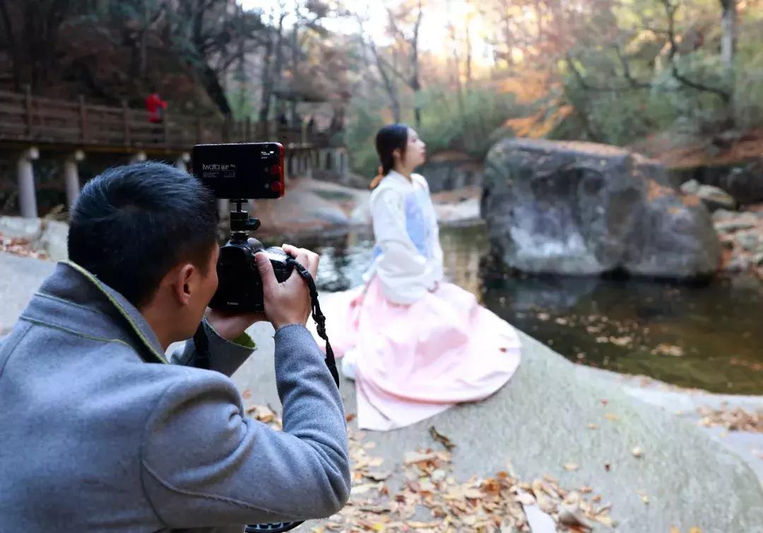 这款小LED灯火了！为何它是摄影师的最爱？