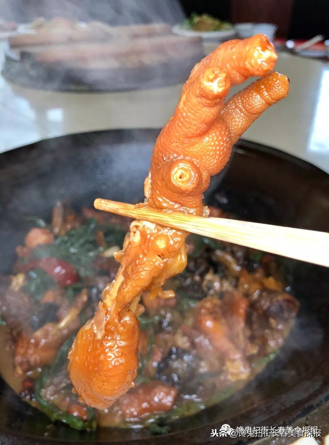 南湖别墅区藏个旧屯子，铁锅炖鱼天天爆满据说空姐都吃胖了！