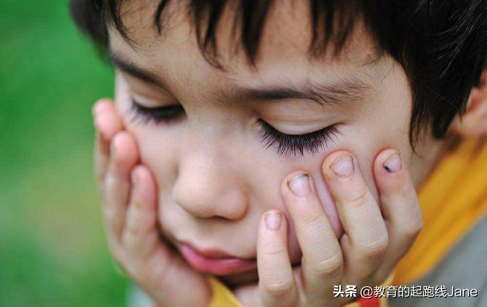 小孩生下来多长时间教他开口说话,假如孩子出生会说话