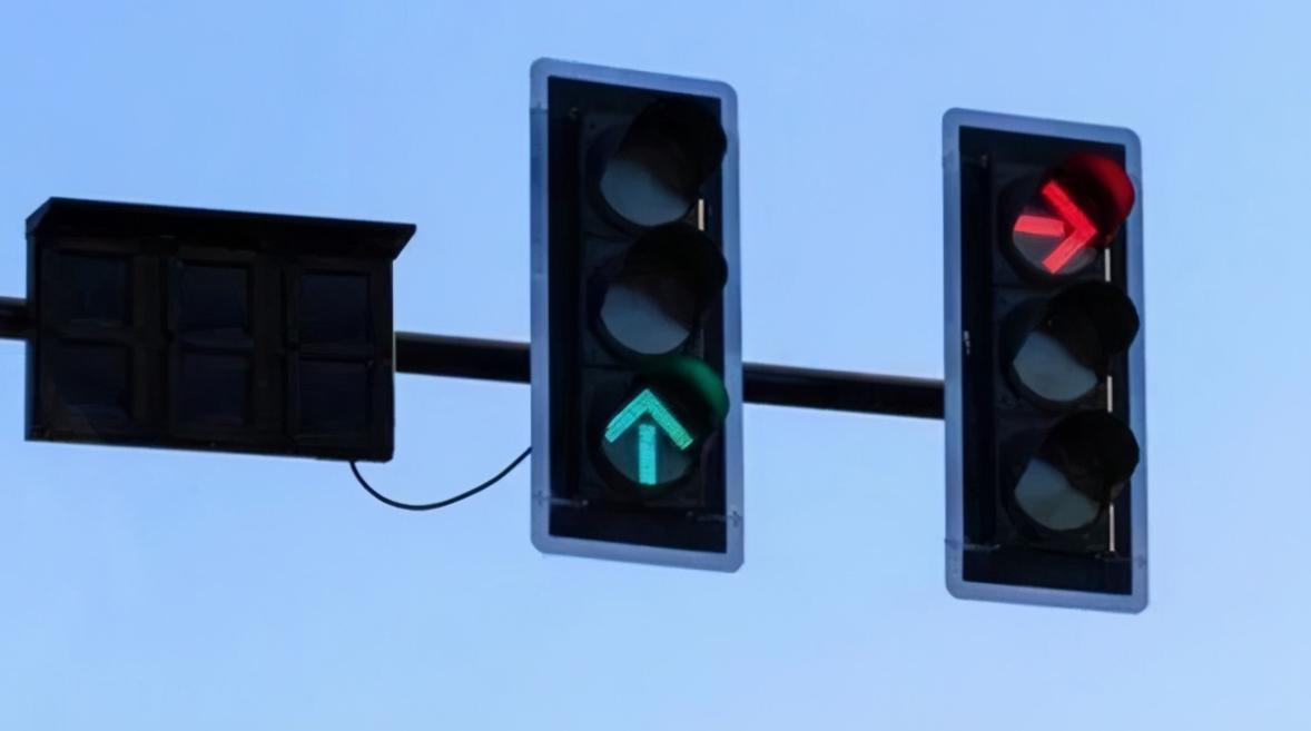 右转车道有交通事故该怎么右转,开车哪些情况右转违章