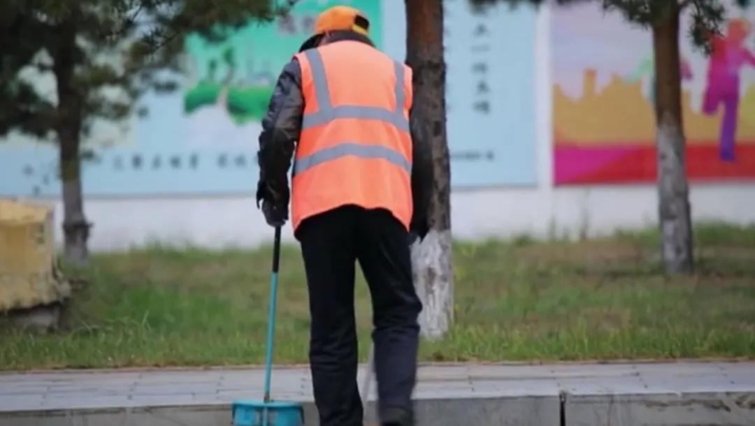 「为你，节日里依旧坚守」致敬“黄玫瑰”，他们让城市更美丽