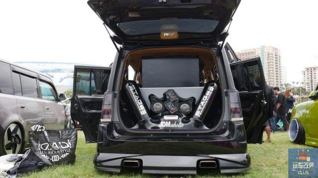 一辆不起眼的ScionxB拥有“剪刀门”“VIP风格内饰”