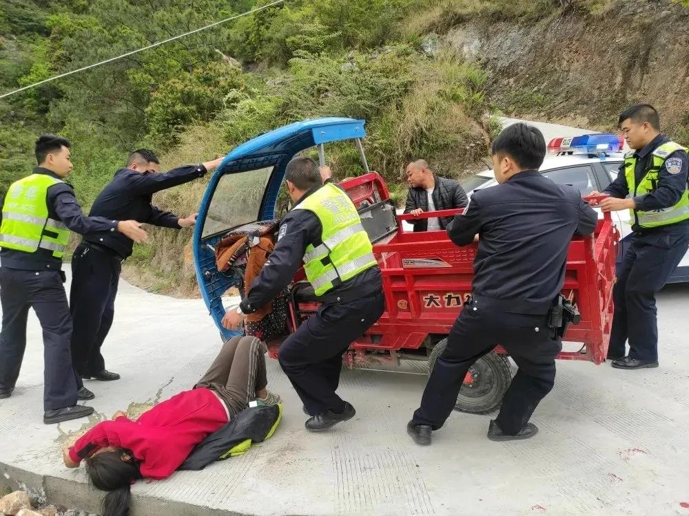 孕妇车祸昏迷民警紧急救援,孕妇车祸消防员营救