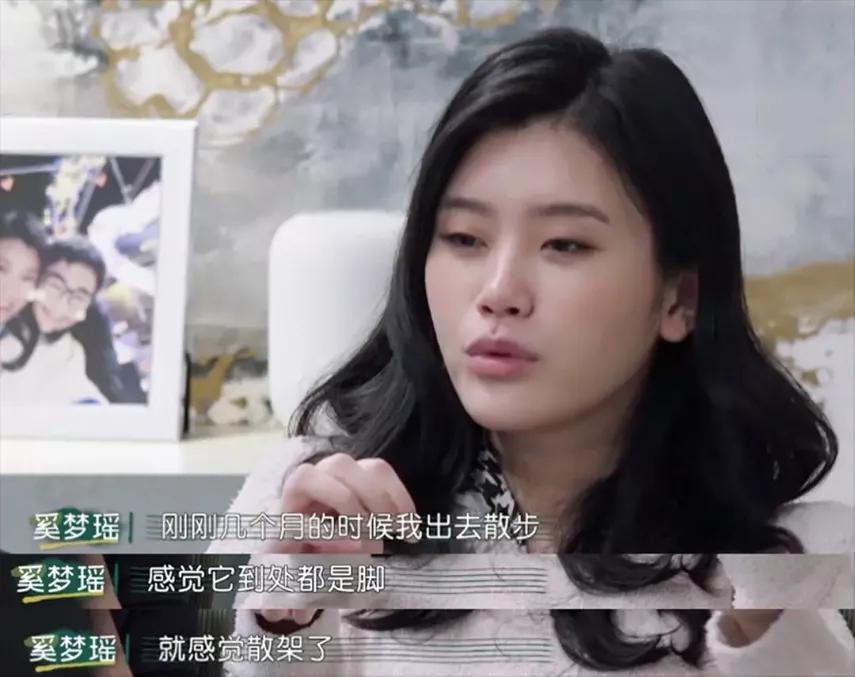 妈妈刚生完宝宝女儿痛哭,当妈妈生二胎后大女儿大哭瞬间