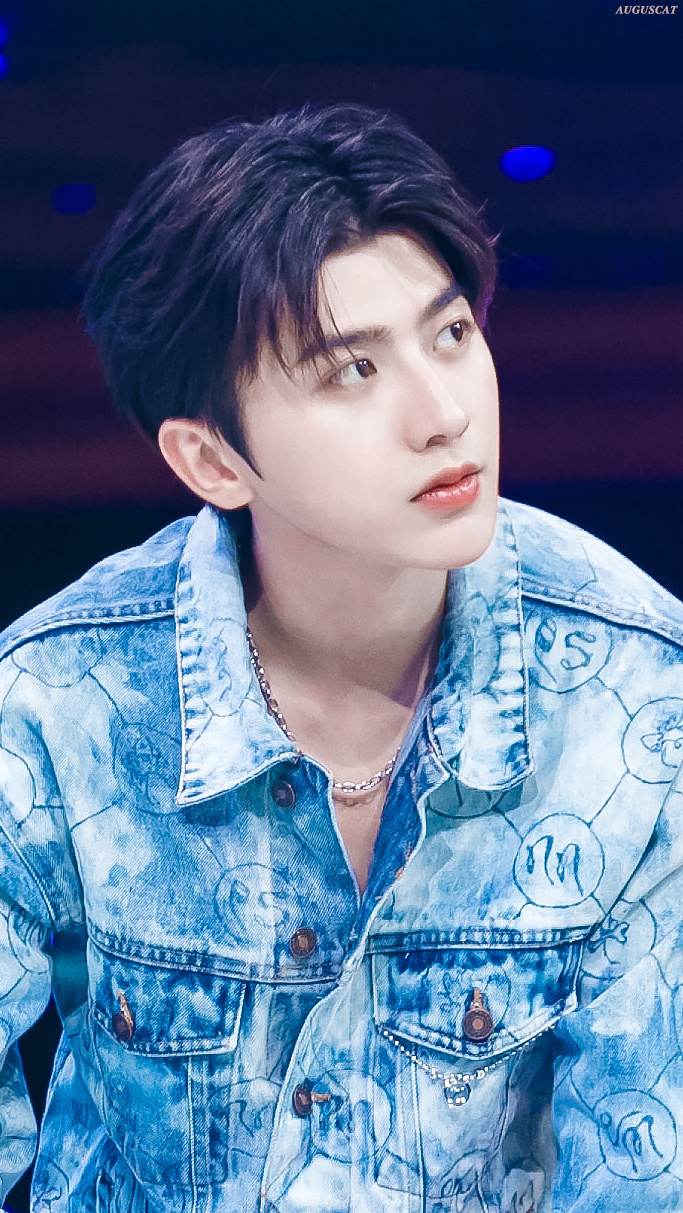 蔡徐坤为何对自己篮球那么自信,篮球帅哥蔡徐坤颜值