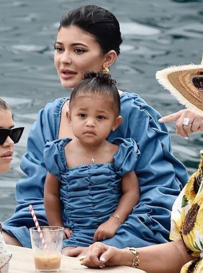 亿万富婆金小妹宠女无度!斯托米穿泳衣变美人鱼,偌大泳池开眼界