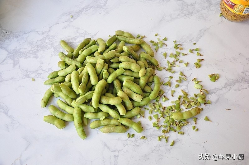 毛豆别光带壳煮着当下酒菜了，教你新吃法，与米饭同煮，越嚼越香
